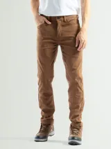 Pantalon de pana de corte recto y estilo clásico, con cierre de botón y cremallera, y bolsillos laterales.