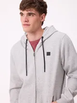 Canguro azul marino con capucha, cierre frontal, bolsillos tipo canguro y logo de la marca en el pecho.