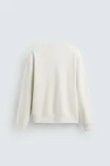Sudadera de corte regular fit confeccionada en algodón con interior afelpado, cuello redondo y manga larga con puños y ruedo en rib.