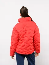 Campera puffer corta de Umbro para el Club Nacional de Football, color azul marino con diseño termosellado. Cuenta con cuello alto, cierre frontal con botones a presión, bolsillos laterales y logo de la marca junto al escudo del club en el pecho.
