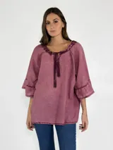 Blusa color lila de corte holgado, con escote redondo con lazo ajustable y mangas 3/4 con volados.