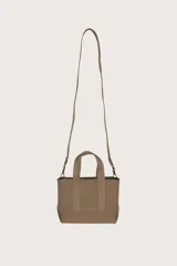 Bolso mini tote color café con diseño acanalado vertical y doble asa corta.