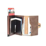 Billetera Baleine modelo Kansas Pard Brown, de diseño compacto y moderno en color marrón, con tarjetero metálico integrado y cierre de solapa con broche.