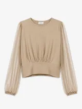 Blusa color tostado con mangas largas traslúcidas de tul abullonadas y puños elásticos. Presenta cuerpo con fruncido central y pretina ancha en la cintura.