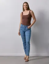 Jean elastizado de tiro medio, corte skinny, color celeste.