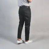 Pantalón de gabardina color marrón claro, corte slim fit y diseño clásico de cinco bolsillos.