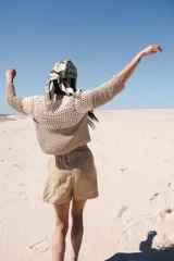 Cárdigan corto color beige tejido a crochet con combinación de puntos.