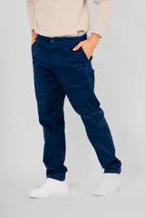 Pantalón chino de hombre, color verde oliva, de corte recto y tiro medio, con bolsillos laterales y traseros.