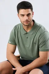 Remera polo de manga corta en color azul melange, con cuello camisero, cierre frontal de dos botones y pequeño bordado en el pecho.