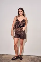 Blusa de satén color marrón chocolate, con escote en V decorado con puntilla bordada y breteles finos ajustables.