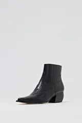 Bota corta de cuero vacuno color chocolate con textura tipo cocodrilo, diseño de estilo texano con costuras decorativas y taco cuadrado de madera.