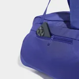 Bolso deportivo Adidas color azul con el logotipo de la marca en negro en la parte frontal. Cuenta con compartimento principal con cierre de cremallera, bolsillos laterales de red y correa de hombro ajustable.