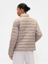 Campera puffer de corte recto y cuello alto, con cierre frontal y diseño acolchado horizontal.