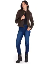 Chaqueta estilo moto de tela encerada color marrón, con cierre frontal metálico, cuello con broche a presión y detalles de costuras reforzadas. Incluye etiqueta con logo en el pecho y cierres en los puños.