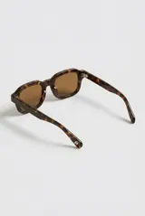 Lentes de sol Runway con armazón rectangular de carey en tonos marrones y cristales tintados en marrón.