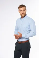 Camisa celeste con estampado a cuadros blancos, de manga larga y corte clásico.