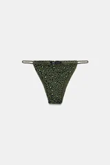 Braguita de bikini de tiro medio con estampado animal print en tonos verde oliva y lima. Presenta tiras laterales en tejido combinado a tono y forro interior.