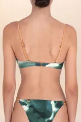 Top de bikini de corte triángulo con estampado abstracto en tonos verde oscuro y blanco. Los bordes y tirantes son de color beige/camel, con un detalle trenzado en el centro del busto.