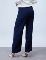 Pantalón de vestir de pierna ancha color marrón, marca Zac & Rachel. Presenta pretina ancha con aplique de botones y bolsillos simulados con tachas.