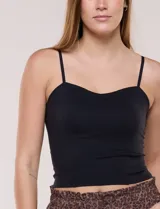 Top crop ajustado negro de estilo corsé, con tirantes finos regulables y escote corazón. Cuenta con costuras verticales decorativas en el frente.