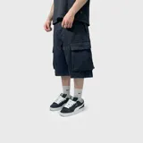 Bermuda estilo cargo de denim negro, con bolsillos laterales grandes con solapa y corte holgado.