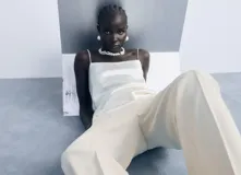 Pantalón de tiro medio con diseño recto y largo, confeccionado en mezcla de viscosa y poliéster. Cuenta con trabillas, dos bolsillos laterales y cierre oculto con botón, gancho y cremallera.