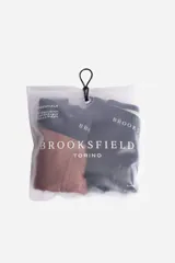 Pack de dos bóxers Brooksfield, uno en color negro y otro en azul marino. Ambos cuentan con cintura elástica con el nombre de la marca grabado.