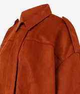 Campera bomber de gamuza sintética color terracota, con cuello clásico, cierre frontal, hombros caídos y puños ajustados.