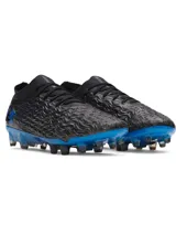 Championes de fútbol Under Armour Magnetico Elite 5, con diseño texturizado en color negro y detalles en azul brillante. Presenta cuello de punto tipo calcetín y suela con tacos mixtos para superficies naturales firmes.