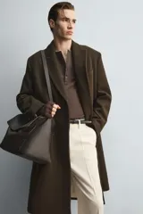 Bolso tipo bandolera de gran tamaño fabricado en piel con acabado grabado. Cuenta con un compartimento principal con cierre de solapa magnética y cremallera, además de bolsillos interiores. Incluye un asa de hombro ajustable en piel.