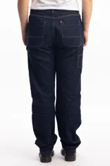 Pantalón de jean azul oscuro de corte recto, con refuerzos en las rodillas y bolsillos laterales. Diseño de estilo cargo con frente reforzado.