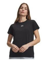 Remera Under Armour de manga corta y cuello redondo, color negro con efecto lavado. Presenta el logo de la marca impreso en pequeño en el centro del pecho.