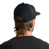 Gorra Roark modelo Venture Safecamp, color negro, con visera plana y parche frontal con el logo de la marca bordado.