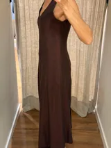 Vestido midi de lino con diseño bicolor dividido en tonos beige y marrón, escote en V, sin mangas y corte holgado con bolsillos laterales.