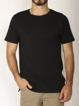 Remera lisa de manga corta y cuello redondo, de color negro con calce cómodo y tradicional.