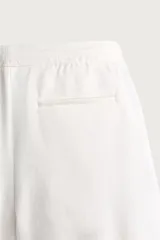 Bermuda regular fit de tejido elástico color blanco, con cintura elástica ajustable mediante cordón, bolsillos delanteros y bolsillos traseros de vivo.