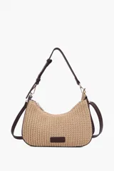 Cartera de rafia tejida color beige con detalles de cuero sintético marrón en las asas y bordes, con cierre superior y placa con logo de la marca en el frente.