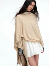 Poncho amplio y liviano de tejido suave con mezcla de cashmere, de diseño abierto y caída fluida.