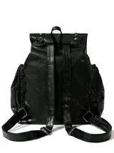 Mochila de cuero sintético negro con acabado texturizado, decorada con tachas metálicas plateadas y un dije de cruz con cadena. Cuenta con cierre de solapa con hebillas, cordón ajustable y bolsillos laterales.