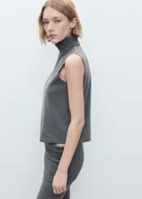 Musculosa gris con cuello alto y corte recto, sin mangas.