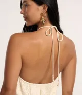 Vestido corto con lazo en el cuello y textura floral.