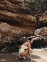 Malla enteriza blanca con diseño cut out en la parte delantera, escote halter con fruncido y tiras multiposición.