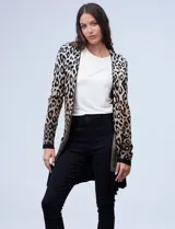 Cárdigan tejido largo con estampado animal print en tonos beige, marrón y negro. Tiene bolsillos delanteros y está confeccionado en rayón.