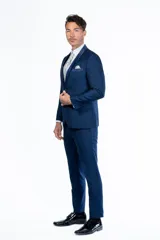 Traje de ceremonia Florenzi modelo Bacoli, color azul marino. Incluye saco con solapa chal en raso, cierre de un botón frontal forrado y abertura posterior, junto con pantalón de corte slim fit.