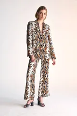 Pantalón de corte recto con estampado de piel de serpiente en tonos marrones y beige.