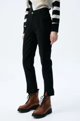 Pantalón chino color ocre de corte recto, con bolsillos ojal delanteros y aberturas en los tobillos.