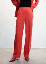 Pantalón de vestir estilo wideleg, de corte recto y tejido fluido. Cuenta con cierre oculto de botón, gancho y cremallera, además de dos bolsillos laterales y forro interior.