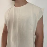 Musculosa de tejido de punto en color negro, con corte oversize y terminaciones desflecadas en las sisas.