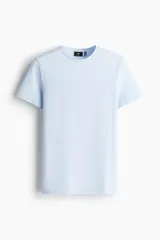 Remera de punto liviano color celeste, con cuello redondo y corte entallado al cuerpo.