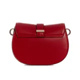 Bandolera Guess modelo Carrie Mini de color rojo, confeccionada en cuero sintético, con herrajes dorados y correa combinada de cadena metálica y tira ajustable. Presenta un diseño estructurado con solapa frontal, detalle de hebilla y el logo metálico de la marca.